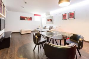 ein Wohnzimmer mit einem Esstisch und Stühlen in der Unterkunft Living Carretas in Madrid