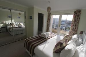 1 dormitorio con 2 camas y ventana grande en No 10 Royal Apartments, en North Berwick