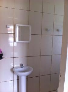 a bathroom with a sink and a mirror at Casa Xangri-lá in Xangri-lá