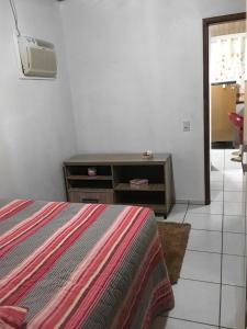 a bedroom with a bed and a dresser in a room at Jucelio João Inácio in Governador Celso Ramos