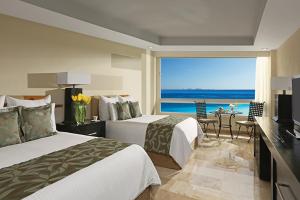 2 camas en una habitación de hotel con vistas al océano en Dreams Sands Cancun Resort & Spa, en Cancún 37 fotos más