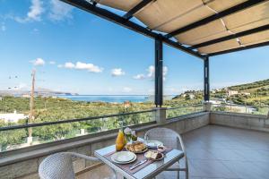 アルミリダにあるLuxury Villa Kera BY APOKORONAS-VILLASの海の景色を望むバルコニー(テーブル付)