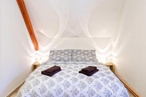 ロキトニツェ・ナト・イゼロウにあるŠnekolendのベッドルーム1室(ベッド1台、タオル2枚付)