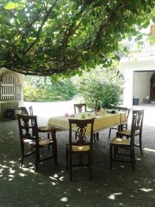 een tafel en stoelen onder een boom bij Talonno il frutteto in Invorio Inferiore
