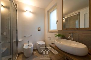 ein Badezimmer mit einem weißen Waschbecken und einer Toilette in der Unterkunft Le Terrazze sul Cortile in Salerno + 34 Fotos