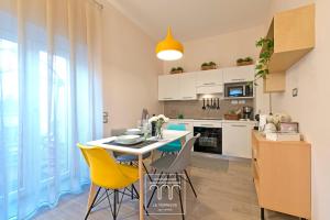 eine Küche und ein Esszimmer mit Tisch und Stühlen in der Unterkunft Le Terrazze sul Cortile in Salerno
