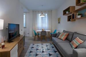 ein Wohnzimmer mit Sofa und Fernseher in der Unterkunft Le Terrazze sul Cortile in Salerno