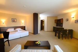 A bed or beds in a room at Hotel Mursalitsa by HMG - Half board