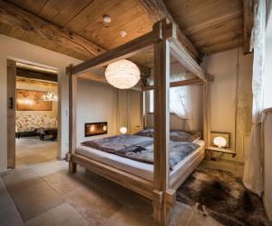 a bedroom with a canopy bed in a room at Wagyu Farm Hof Holtmann in Münster