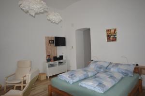 ウィーンにあるWiener Ferienwohnungのベッドルーム1室(ベッド1台、テーブル、椅子付)