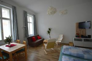 salon z kanapą i stołem w obiekcie Wiener Ferienwohnung w Wiedniu