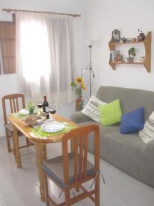 uma sala de estar com uma mesa e um sofá em Estudio Casco Los Silos, cerca de Garachico em Los Silos