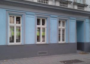 niebieski budynek z oknami na boku w obiekcie Wiener Ferienwohnung w Wiedniu