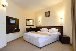A bed or beds in a room at Hotel Mursalitsa by HMG - Half board