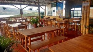 a restaurant with wooden tables and wooden chairs at Benigno Mirador in Guatavita