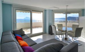 a living room with a couch and a table at Apartamento Panorama 180º in Altea
