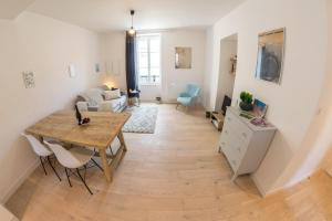 a living room with a table and a dining room at Au jardin des plantes in Dijon