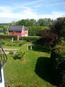モールバッハにあるFerienwohnung Morbachの庭の上に太陽光パネル付赤い家
