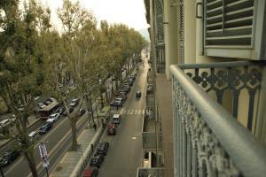 balcone con vista su una strada. di Loca a Torino