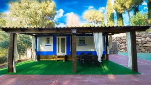 a pavilion with chairs and a table on a tennis court at Bungalows Rurales in Córdoba