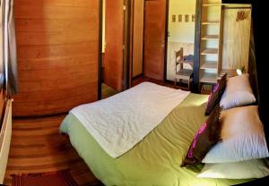 
A bed or beds in a room at Maison Nomade
