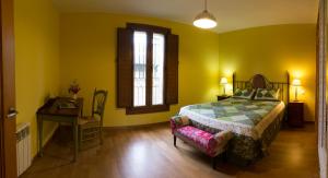 a bedroom with a bed and a desk and a window at Apartamento turístico Revellin in Logroño