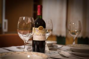 a bottle of wine sitting on a table with two glasses at Apartamento turístico Revellin in Logroño