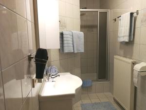 A bathroom at Ferienwohnungen Oranhof