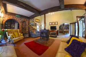 A seating area at TePopo Gardens & Accommodation