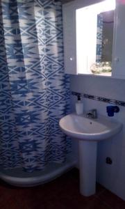 Un baño con lavabo y cortina de ducha. en Estudio Plaza San Sebastián, en Santa Cruz de la Palma