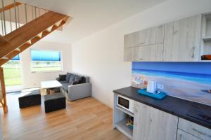 salon z kanapą i stołem w obiekcie Sofia Dwupoziomowe Apartamenty w mieście Jarosławiec