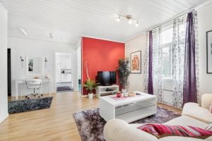 sala de estar con pared de acento rojo en Ferienhaus am Mycklaflon, en Eksjö