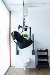 een badkamer met een zwarte paraplu boven een toilet bij de rode beer (zeer rolstoelgeschikt) in Heerde