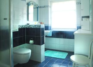 ein Badezimmer mit Toilette und Waschbecken in der Unterkunft Auszeit am Lindenpark in Kühlungsborn + 56 Fotos
