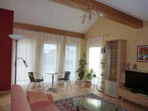 ein Wohnzimmer mit einer Couch und einem Tisch und Stühlen in der Unterkunft TOP Ferienwohnung Limburg "Am Bildstock" in Limburg an der Lahn