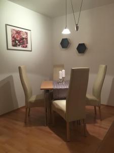 een eetkamer met een tafel en stoelen bij Ferienwohnung Sonnenfeld in Freilassing