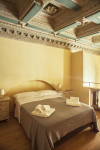 1 dormitorio con 1 cama con 2 toallas en relais Berardi en Florence