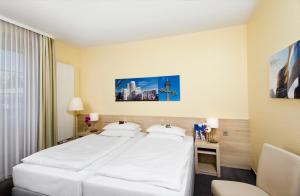 Un pat sau paturi într-o cameră la Hotel am Hofgarten