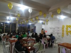 un grupo de personas sentadas en mesas en un restaurante con globos en Hotel Anita, en Tecolutla