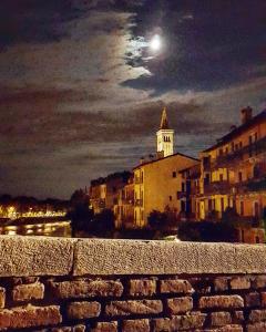 una vista de una ciudad por la noche con una luna en Vista Apartments Verona, en Verona