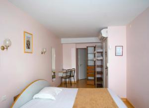 1 dormitorio con 1 cama y comedor en Hotel De Rosny en Tours