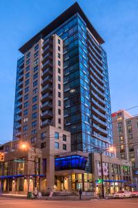 un gran edificio alto con muchas ventanas en Hotel BLU, en Vancouver