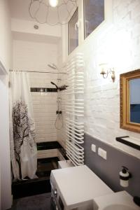 Bathroom sa Wilhelmstadt Apartment 90m - PARKING