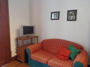 sala de estar con sofá y TV en Sol Nascente, en Coímbra