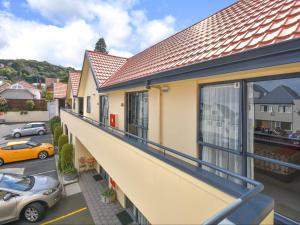 - une vue depuis le balcon d'une maison dans l'établissement Bella Vista Motel Dunedin, à Dunedin