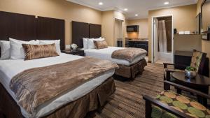 Habitación de hotel con 2 camas y sala de estar. en Best Western Poway/San Diego Hotel, en Poway
