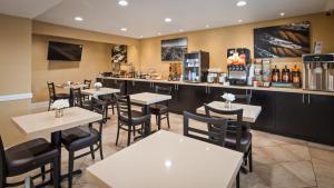 ein Restaurant mit Tischen und Stühlen und eine Bar in der Unterkunft Best Western Poway/San Diego Hotel in Poway