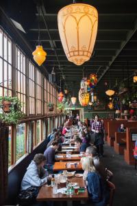 En restaurant eller et andet spisested på McMenamins Kennedy School