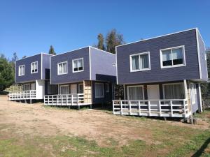 a row of modular homes on a field at Cabañas Felipe in Pichilemu