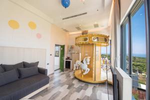 ein Wohnzimmer mit einem großen goldenen Karussell in der Unterkunft Secret Path B&B in Xiaoliuqiu